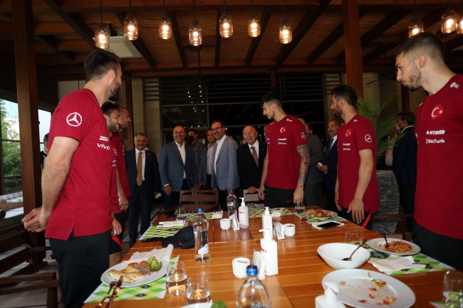 Bakan Kasapoğlu ve Bakan Çavuşoğlu'ndan millilere ziyaret